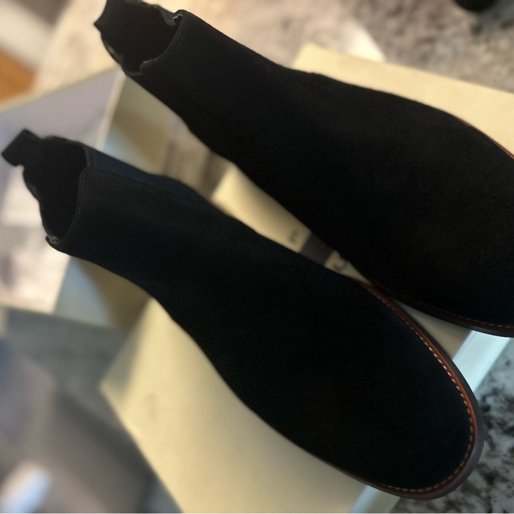 •Mens Chlesea boots •brand new •never worn size